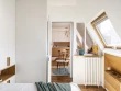 Une chambre r&eacute;organis&eacute;e autour d'un vrai dressing
