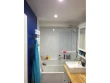 Une salle de bains trop encombr&eacute;e