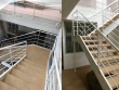 Au niveau bas : l'escalier droit comme un geste sculptural signature 