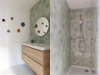 Une palette d&eacute;clin&eacute;e dans la salle de bain