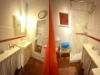 Une salle de bains sommaire