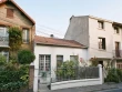 Une maison comprim&eacute;e sur elle-m&ecirc;me