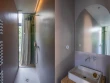 Une salle de douche ouverte sur la nature