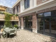 Une cour pens&eacute;e comme un jardin
