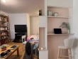 Le salon, le bureau et la t&eacute;l&eacute; dans un meuble