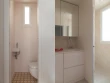 Une salle de bain compacte et fonctionnelle