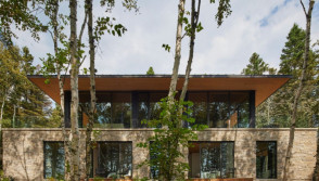 Une villa en pierre et bois ...