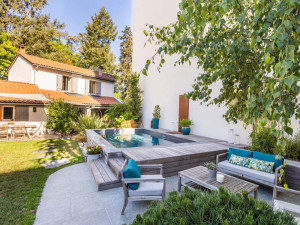 Terrasse et piscine transforment ce jardin citadin