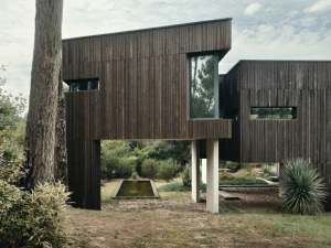 Une maison en bois sur pilotis pensée comme une