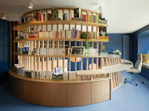 Une bibliothèque monumentale dans une maison