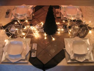 Une table de Noël en noir et blanc