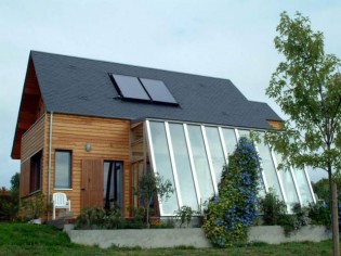 Maison solaire à flanc de coteau