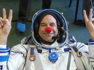Un clown dans l'espace pour l'accès à l'eau potable