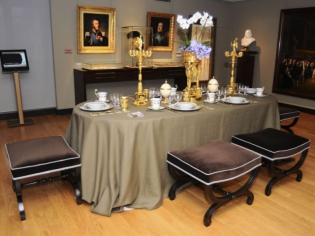 Pénélope dresse la table au musée