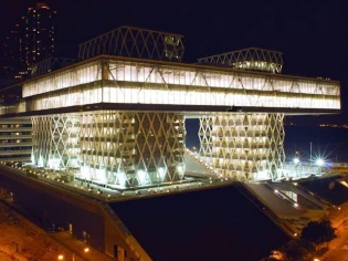 Un bâtiment flottant pour l'Institut du Design de Hong Kong
