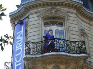 Superman au balcon pour une vente aux enchères très "mâle"