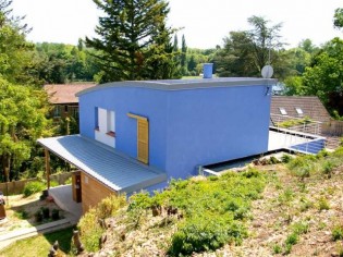 Une maison bleue respectueuse de son environnement