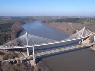 Le premier pont courbe à haubans de France 