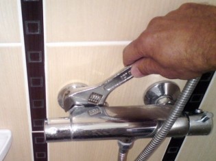 Installer un robinet de douche 