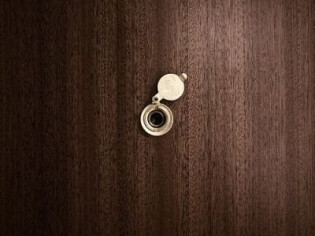 Installer un judas de porte 