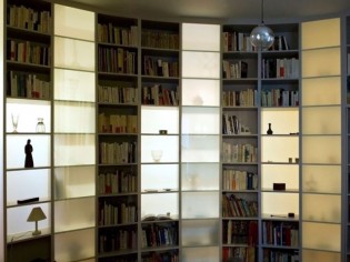 Une cloison bibliothèque pour réorganiser un appartement 
