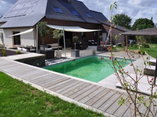 Un ensemble terrasse et piscine intégré au paysage