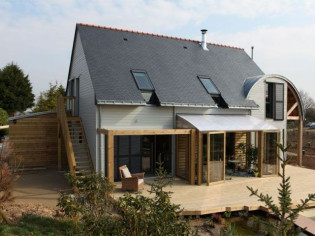 Une maison bioclimatique épouse la nature 