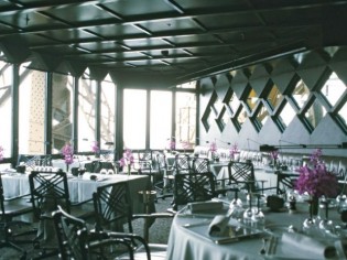 Le mobilier des restaurants de la Tour Eiffel aux enchères