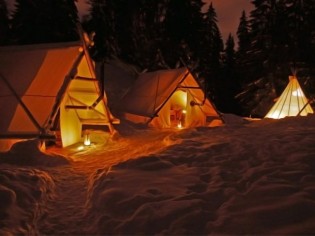 Dormir sous une tente à la montagne en plein hiver