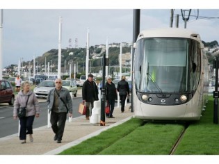 Le Havre découvre son nouveau tramway après deux ans de chantier  