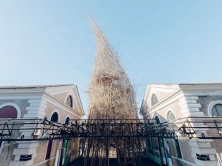 Une sculpture géante en bambou à Rome
