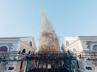 Une sculpture géante en bambou à Rome