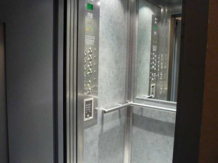 Un guide pour rappeler le mode d'emploi des ascenseurs