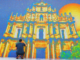 Une fresque murale géante... en Rubik's Cubes !