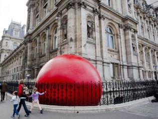 Une boule rouge géante à l'assaut de Paris