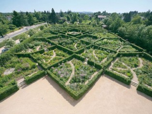Le jardin labyrinthe d'un château élu jardin de l'année 2013
