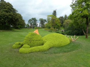 D'étonnantes créations envahissent un jardin de Nantes