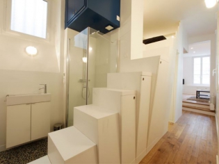 Un escalier-éventail redonne vie à un étroit appartement de 29 m²