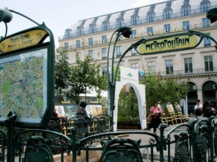 Le parvis du Palais-Royal transformé en forêt