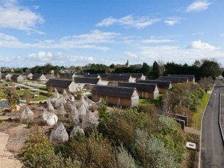 Dix-huit maisons revisitent la chaumière en Haute-Normandie