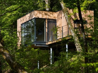 Des cabanes bois et design plongées dans la nature