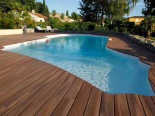 Quel matériau pour les plages et margelles de piscine ?