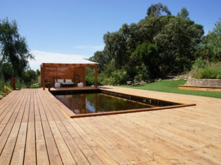 Une piscine familiale tout en bois