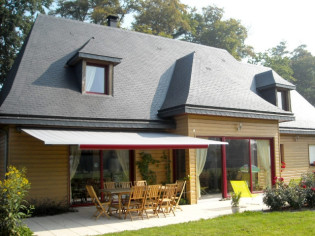 Terrasse : dix stores en harmonie avec la façade de la maison