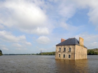 Une maison comme une épave échouée en plein milieu de la Loire