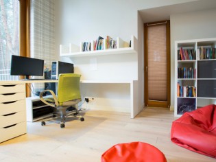 Créer un bureau dans un salon : combien ça coûte ?