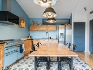 Une cuisine bleue au style industriel chic