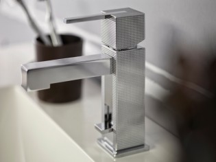 Salle de bains : Un robinet à facettes comme un bijou