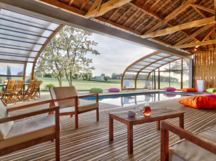 Un abri en bois ferme un hangar pour une piscine dedans/dehors