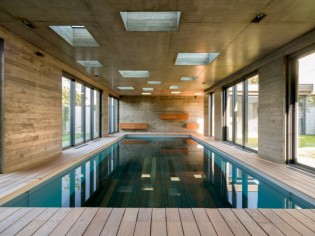 Une extension moderniste, mi-piscine, mi-salle de réception